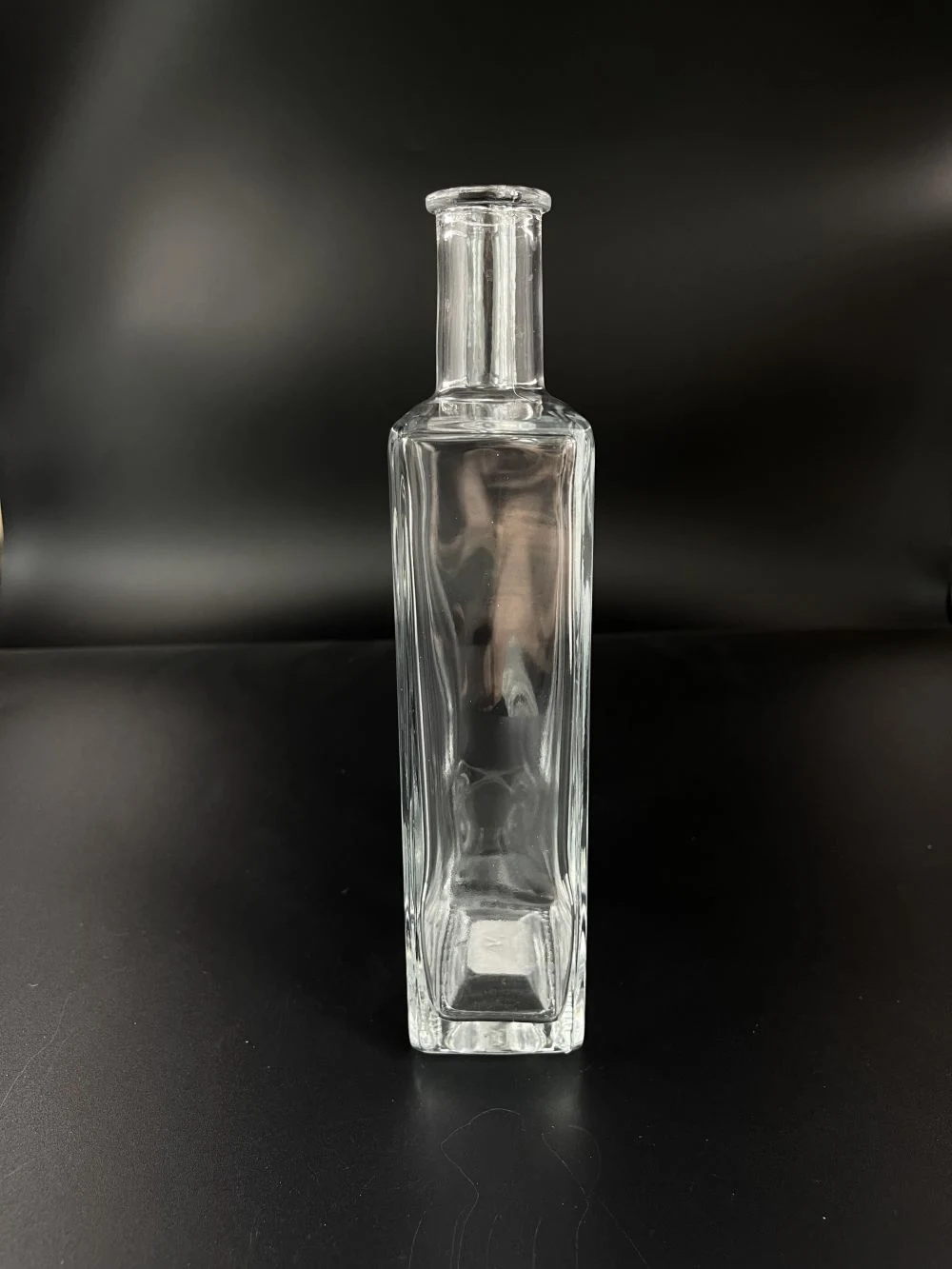 Hot Sale Square Crystal Glass Bottle for Liquor/Spirit/Vodka/Whisky/Wine with Cap